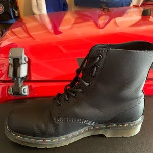 Men’s doc martens size 9 Pascal boats.